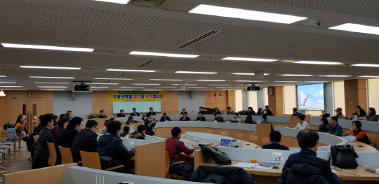 서울사이버대학교(총장 이은주)는 부동산학과가 3월 10일부터 4월 7일까지 부동산 재개발·재건축에 관한 특강을 개설, 서울사이버대 본교 A동 2층 대강의실에서 재학생, 졸업생, 입시희망자, 기타 일반인 대상으로 4주간에 걸쳐 무료로 실시한다고 8일 밝혔다. 서울사이버대 부동산학과 공개 특강 모습. 서울사이버대 제공